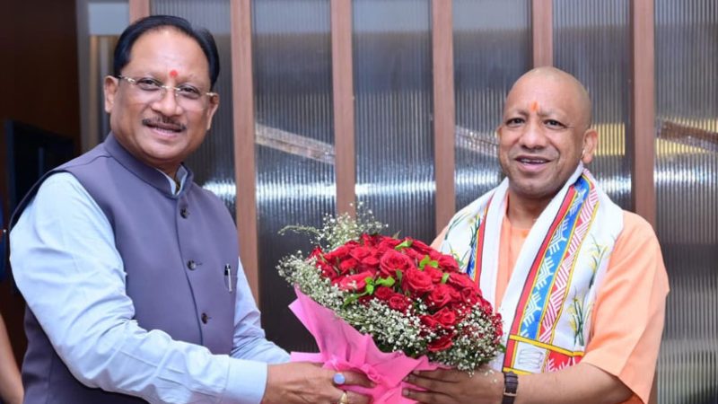 मुख्यमंत्री ने उत्तर प्रदेश के मुख्यमंत्री योगी आदित्यनाथ का किया आत्मीय स्वागत
