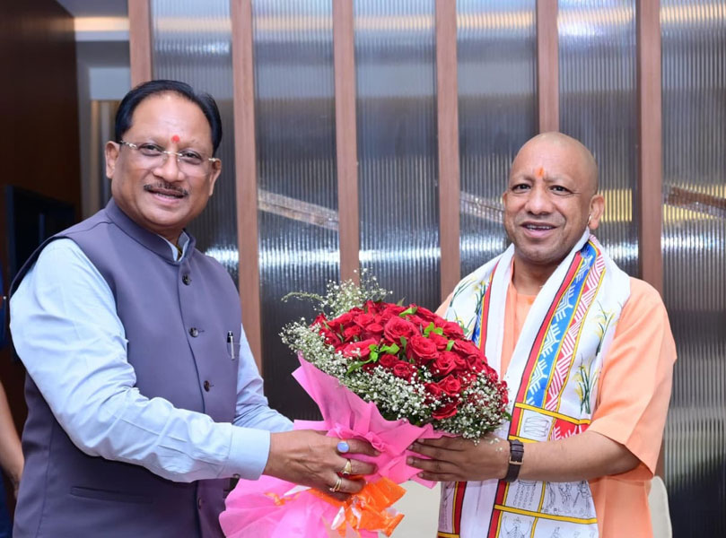 मुख्यमंत्री ने उत्तर प्रदेश के मुख्यमंत्री योगी आदित्यनाथ का किया आत्मीय स्वागत