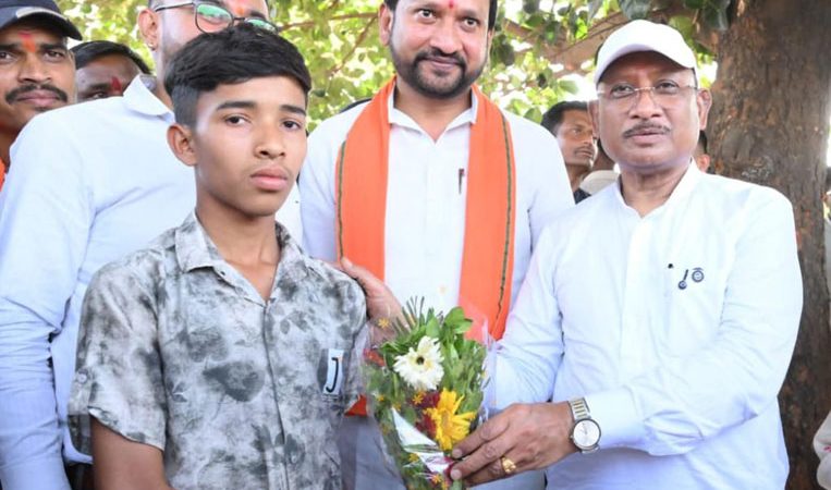 सुशासन तिहार: मुख्यमंत्री विष्णु देव साय ने मेधावी छात्र गिरवर पटेल को किया सम्मानित