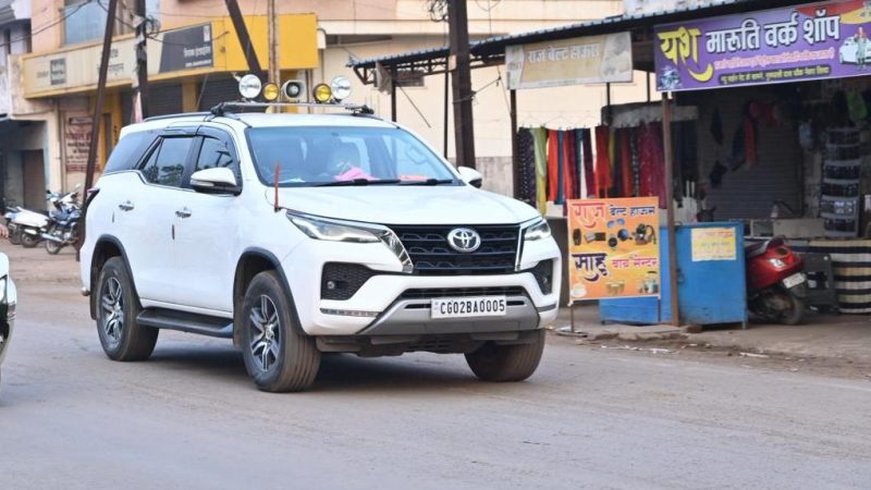 राजस्व मंत्री टंक राम वर्मा ने छोड़ा ‘पायलट-फॉलो’ वाहनों का काफिला