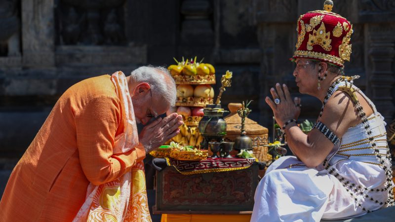 प्रधानमंत्री ने यूनेस्को विश्व धरोहर स्थल प्रंबानन मंदिर परिसर में दर्शन किए