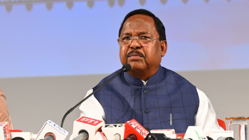 आदिम जाति विकास मंत्री रामविचार नेताम एवं प्रमुख सचिव सोनमणि बोरा ने संयुक्त रूप से प्रेस कॉन्फ्रेंस को संबोधित किया